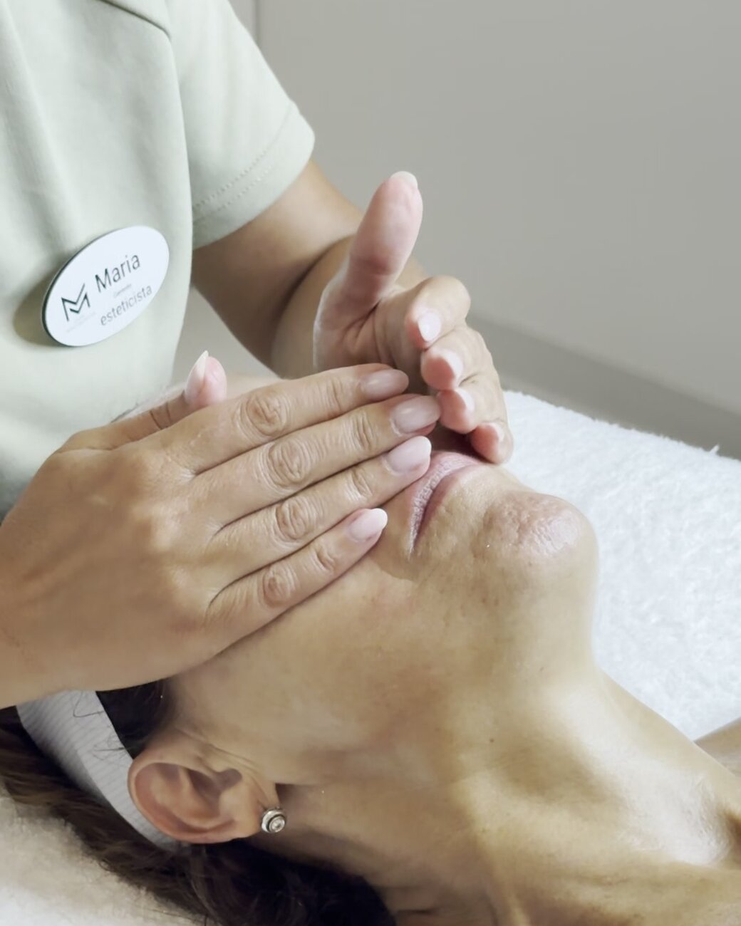 Masaje facial de cierre del protocolo