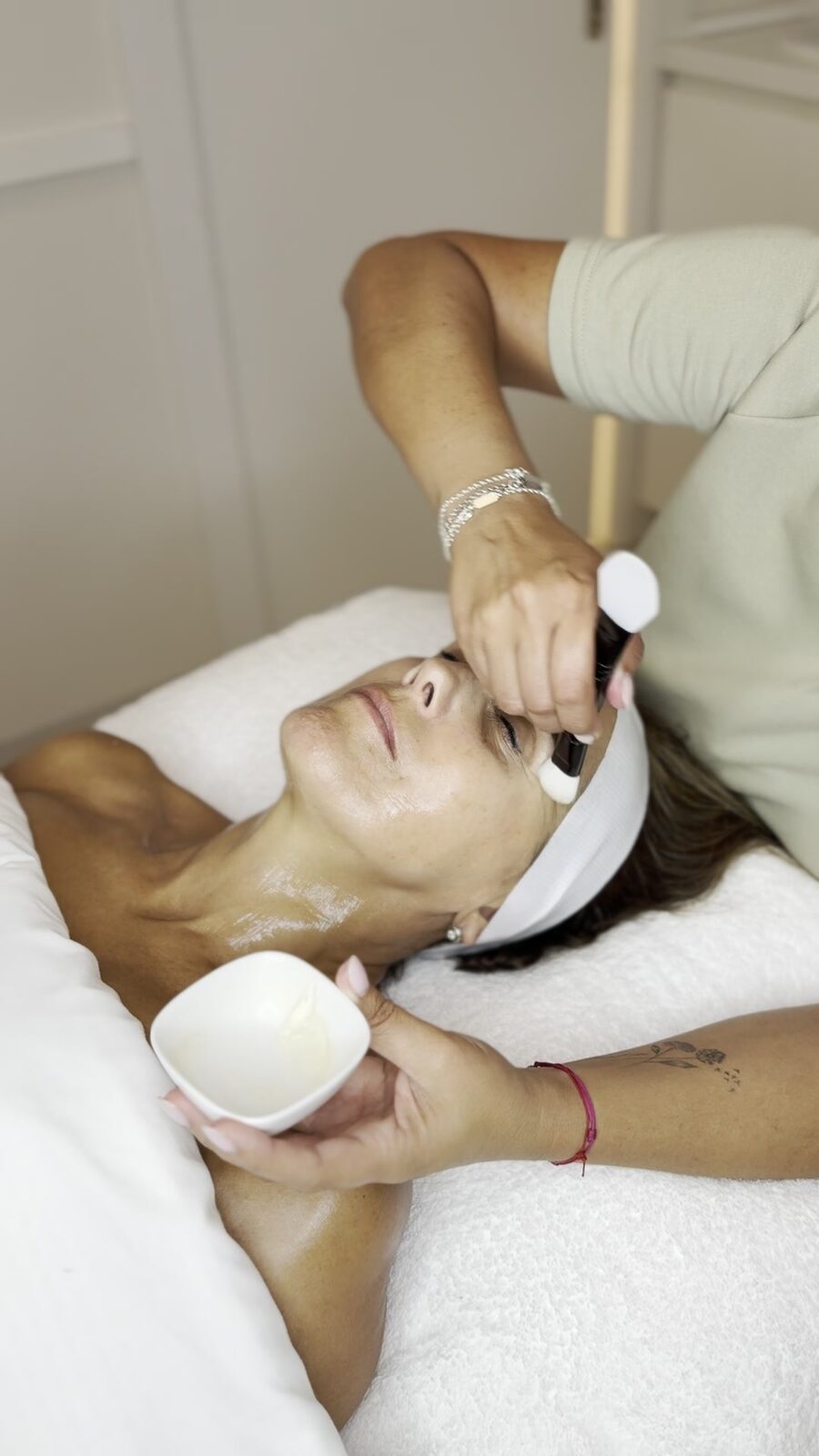 Aplicación de peeling enzimático con pincel