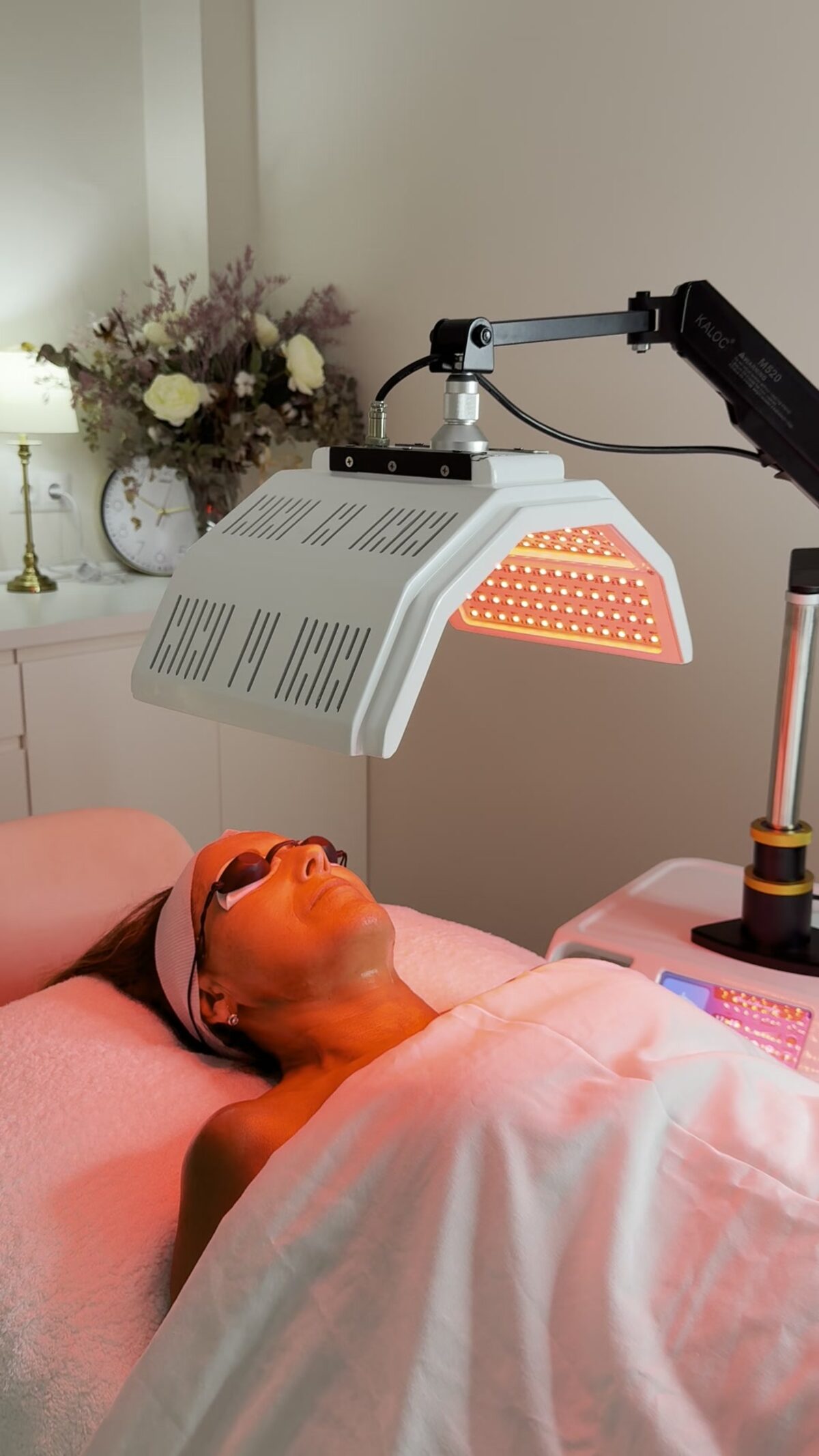 Cabina del Centro Médico Estético MM durante una sesión de luz LED
